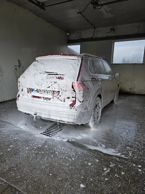Boxa noastră: rigolă pe mijloc, braț rotativ, spumă din plin