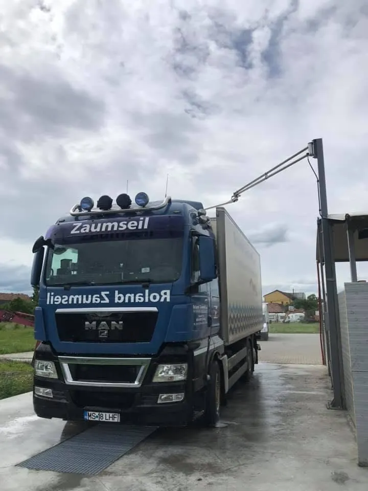 Camion sub brațul înalt de spălare