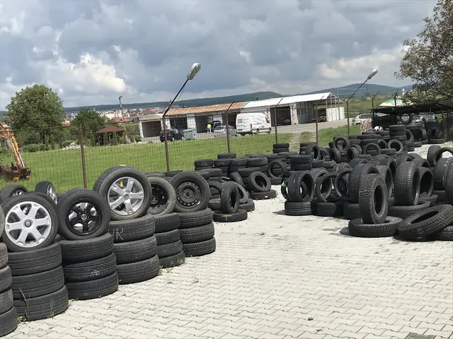 Anvelope noi și second-hand, în curte