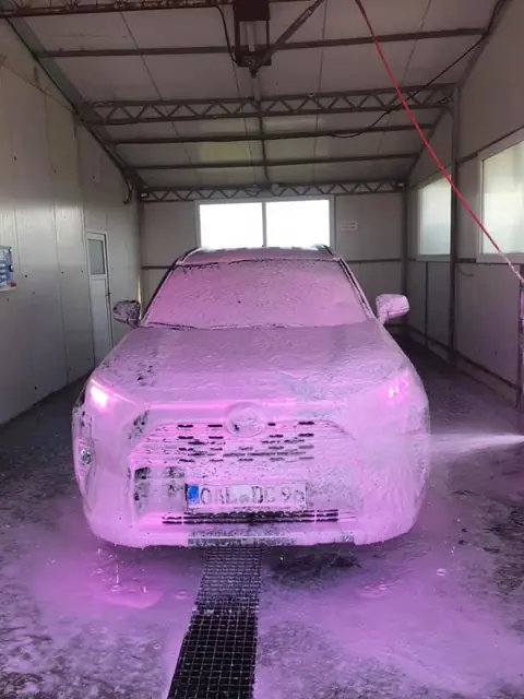 Spumă roz pe un SUV, în boxa noastră self