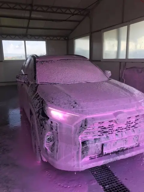 Spuma lucrează, apoi clătim de sus în jos