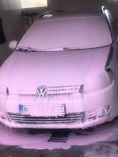 Spumă roz peste tot, pe un Volkswagen