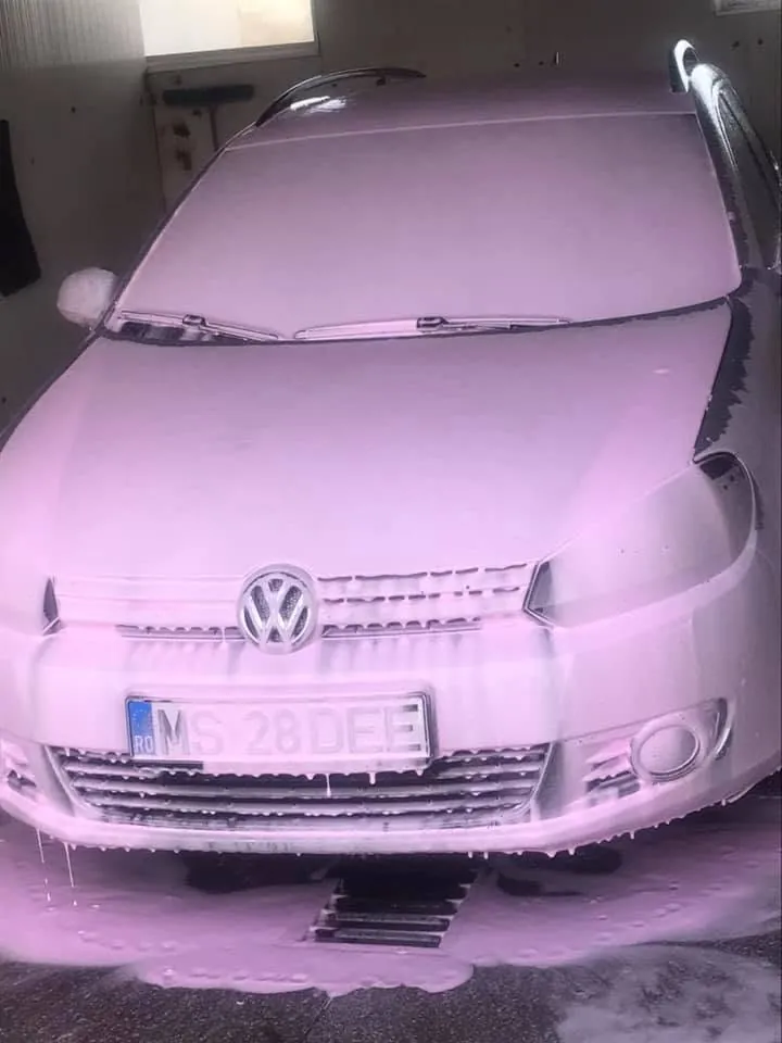 Volkswagen acoperit complet cu spumă roz